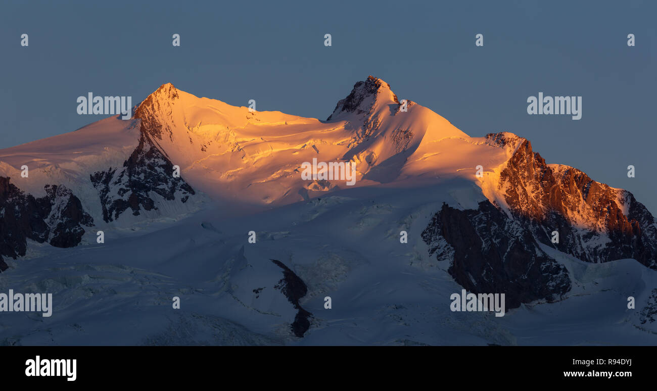 Ultima luce del sole sulla Punta Dufour e dal massiccio del Monte Rosa, visto dal famoso Gornergrat. Zermatt, Svizzera. Foto Stock