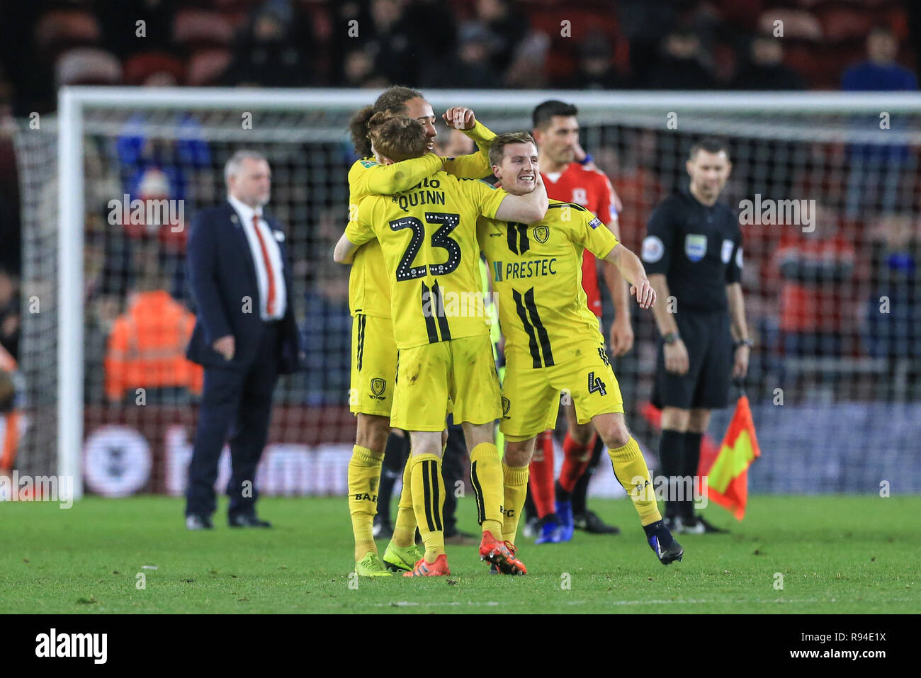 Xviii dicembre 2018, Riverside Stadium, Middlesbrough, Inghilterra; Carabao Coppa EFL, Quarti di Finale, Middlesbrough vs Burton Albion : Burton Albion team celebrare la loro vittoria come andare dentro il semi-finale della Coppa Carabao Credito: Mark Cosgrove/News immagini English Football League immagini sono soggette a licenza DataCo Foto Stock