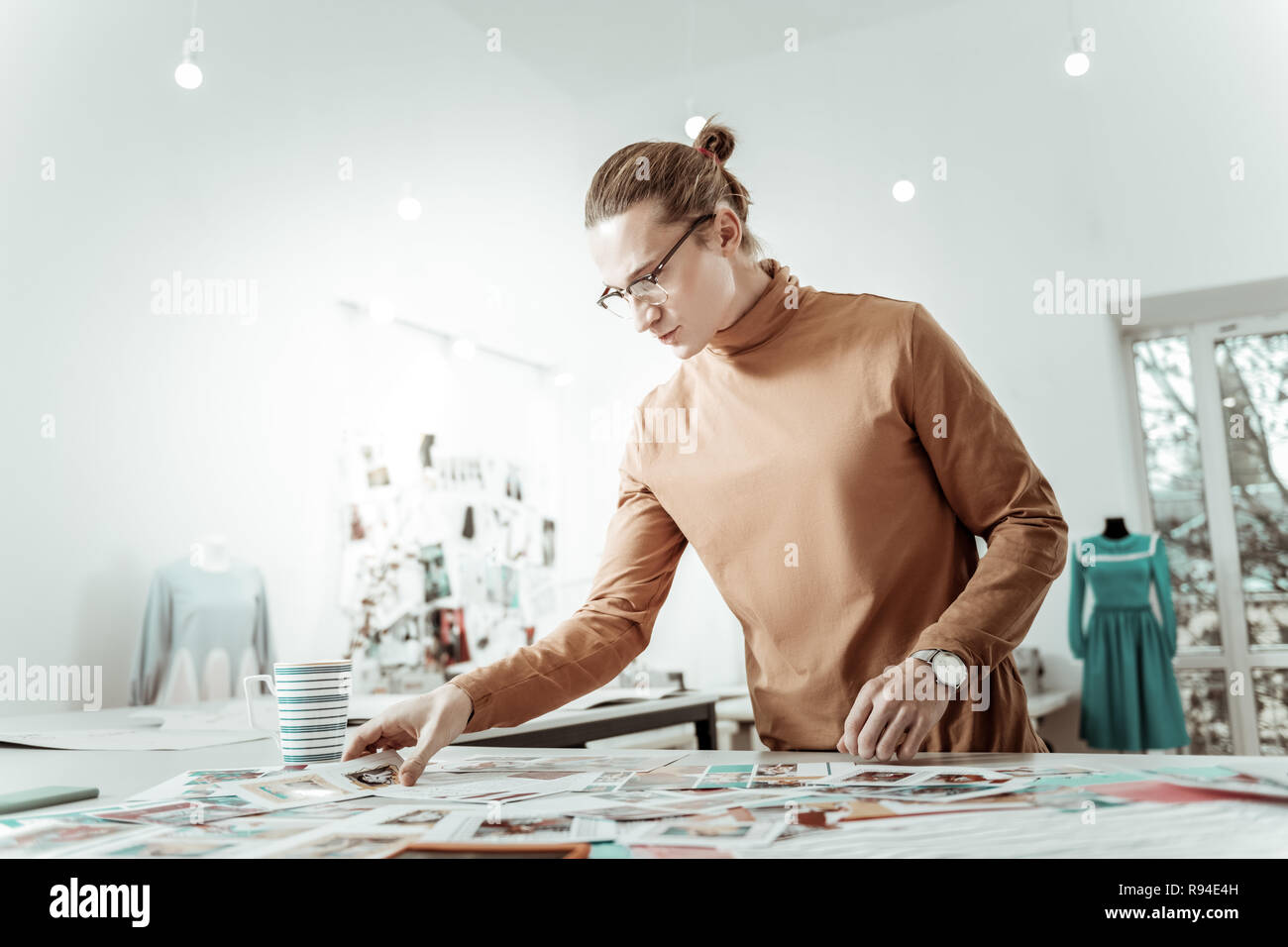 Alto giovani designer bello in occhiali cercando focalizzata Foto Stock