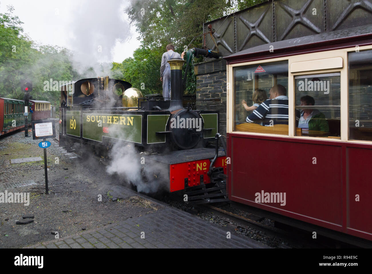 A scartamento ridotto Lyd locomotiva del Festiniog Azienda ferroviaria a Tan y Bwlch stazione in Galles del Nord Foto Stock