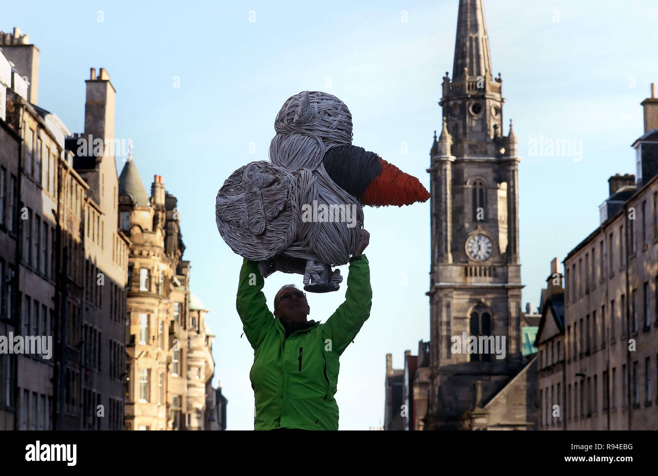 Un Viking puffini scultura in vimini è detenuto da Brian Johnstone sulla Royal Mile dopo che esso è stato svelato nel cortile di Edinburgh City Chambers, con ogni scultura raffigurante i diversi simboli che rappresentano ciascuna regione della Scozia. I quattordici sculture saranno visualizzate lungo il Royal Mile fino al Dicembre 29. Foto Stock