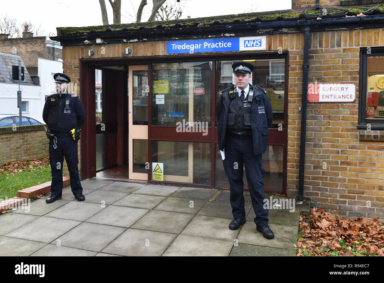 Gli ufficiali di polizia nei pressi di un accoltellato incidente in corrispondenza di un Centro di Salute nella zona est di Londra in cui tre persone hanno ricevuto non lesioni anche mortali. Foto Stock