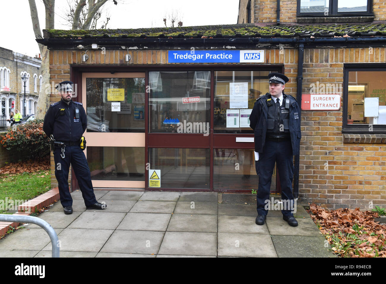 Gli ufficiali di polizia nei pressi di un accoltellato incidente in corrispondenza di un Centro di Salute nella zona est di Londra in cui tre persone hanno ricevuto non lesioni anche mortali. Foto Stock