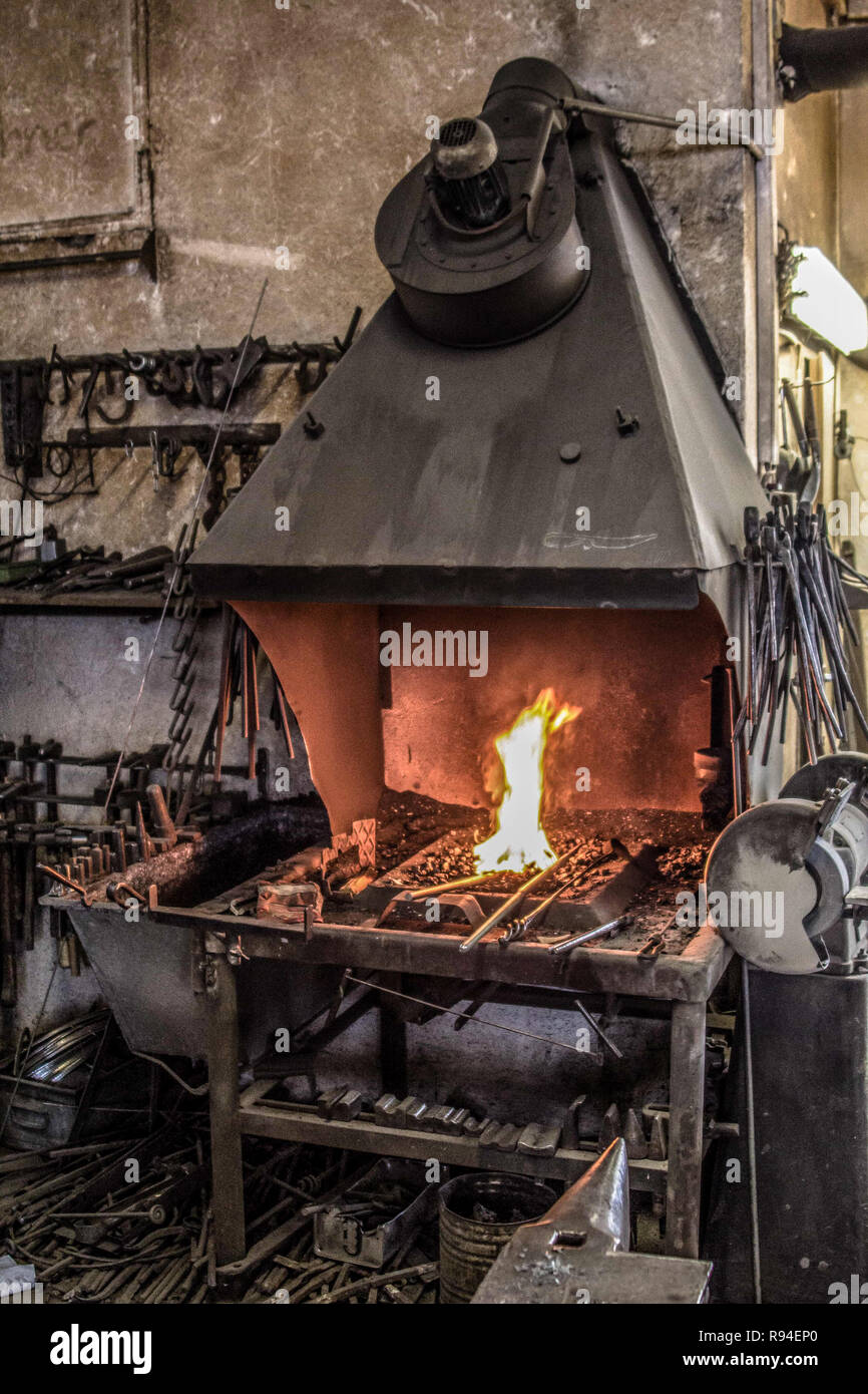 Fabbro forge forno con fuoco Schmiedeofen in metallo Foto stock - Alamy