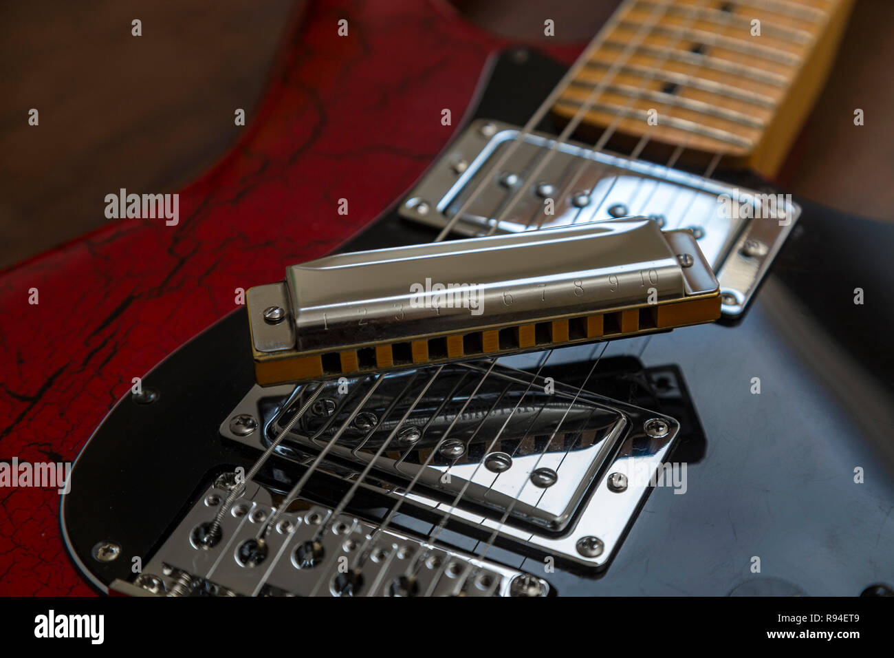 Harmonica su una vecchia chitarra elettrica. Blues, rock musica, Foto Stock