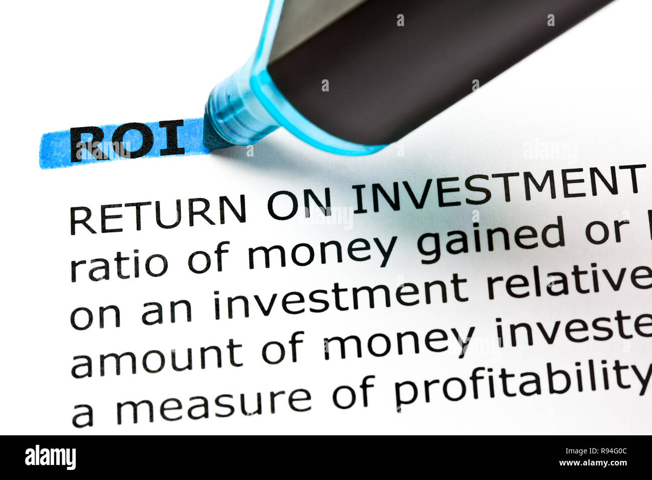 Definizione del dizionario del ROI del ritorno sugli investimenti con evidenziato il testo in blu marcatore. Foto Stock
