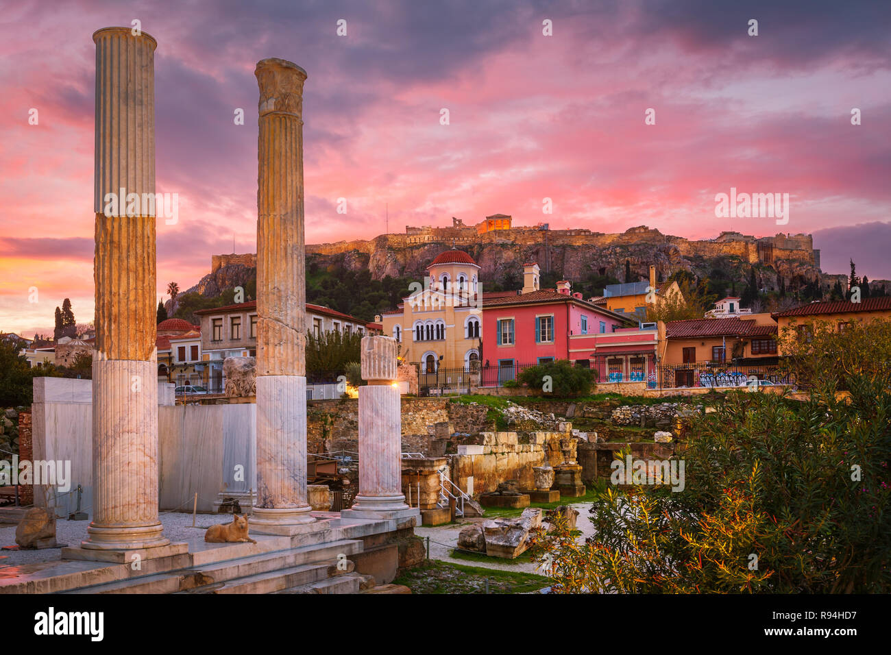 Resti di Adriano la biblioteca e Acropoli nella città vecchia di Atene, Grecia. Foto Stock