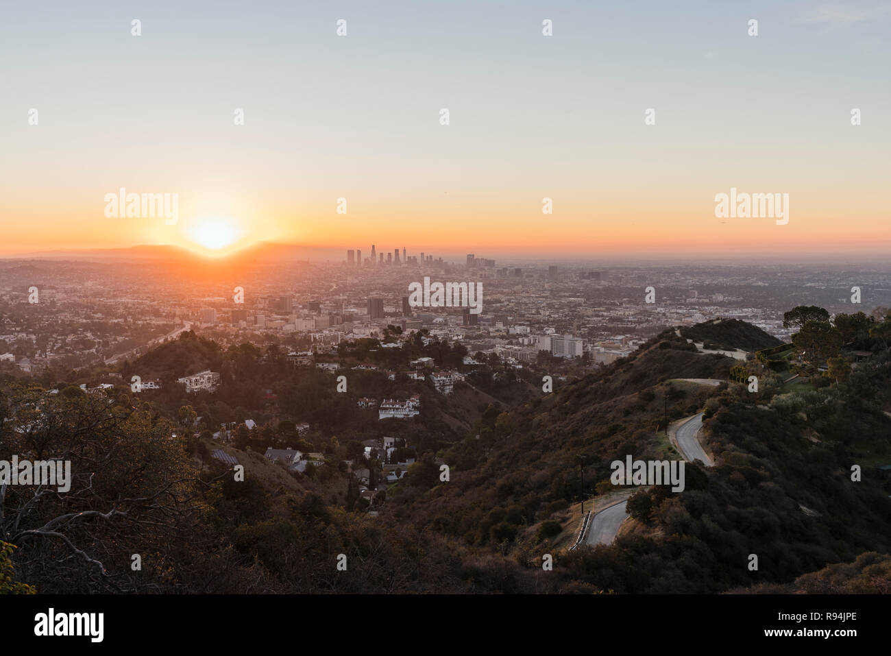 Sunrise cityscape vista verso Hollywood e Los Angeles da Runyon Canyon Park in Santa Monica Mountains. Foto Stock