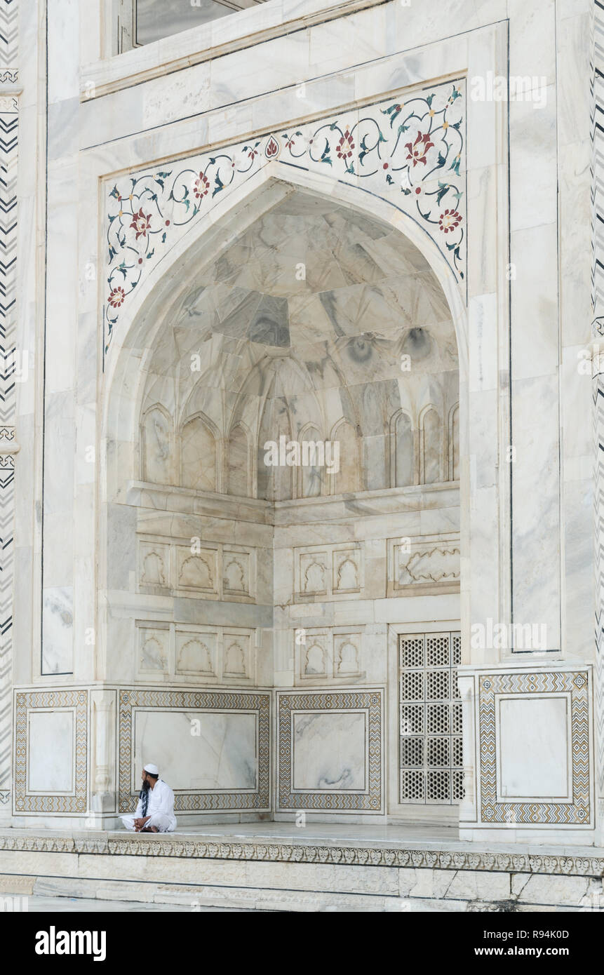 Uomo musulmano in Taj Mahal, Agra, Rajasthan, India Foto Stock