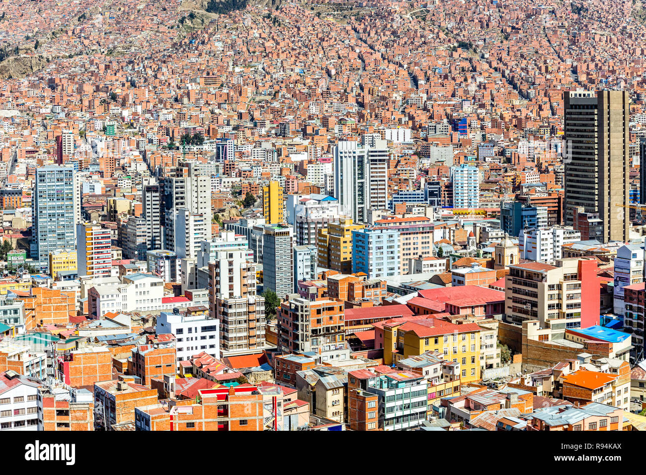 Nuestra Senora de la Paz colorata città centro città con un sacco di vita case sparse sulla collina di background, Bolivia. Foto Stock