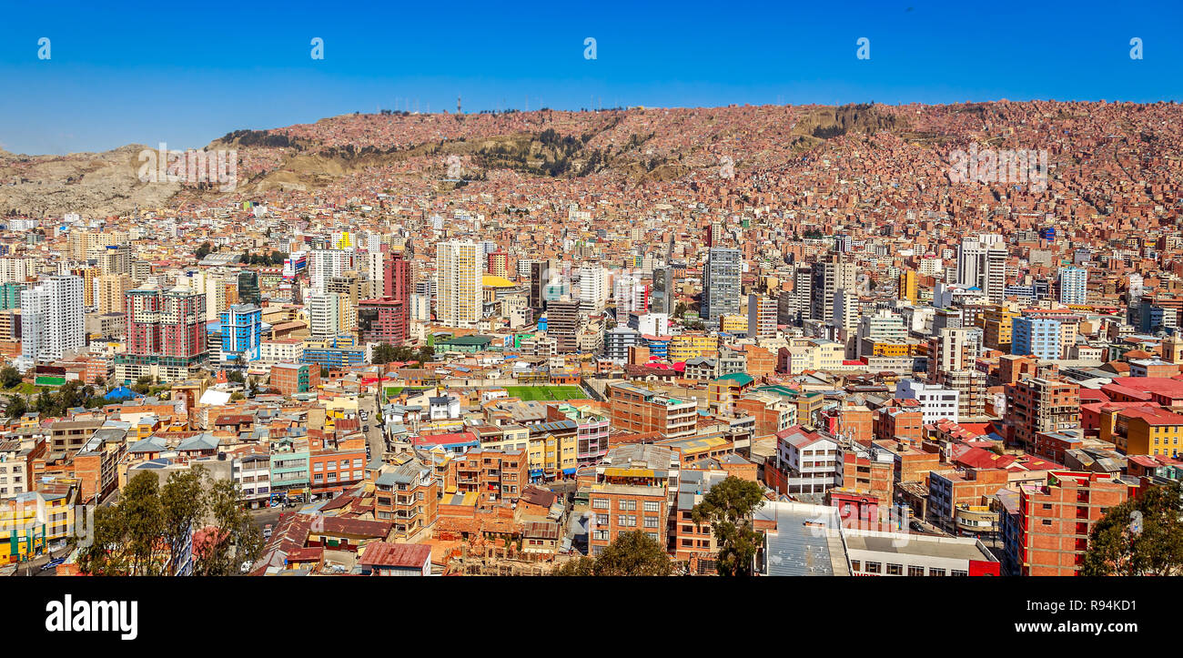 Nuestra Senora de la Paz colorata città centro città con un sacco di vita case sparse sulla collina di background, Bolivia. Foto Stock