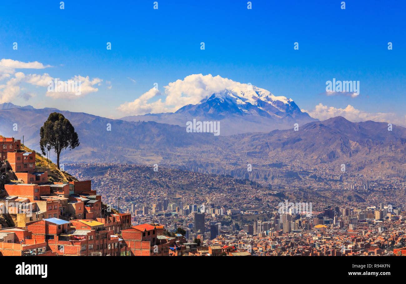 Vista del cappuccio di neve di Illimani di picco e di valle piena di abitazioni, El Alto, La città di La Paz, Bolivia Foto Stock