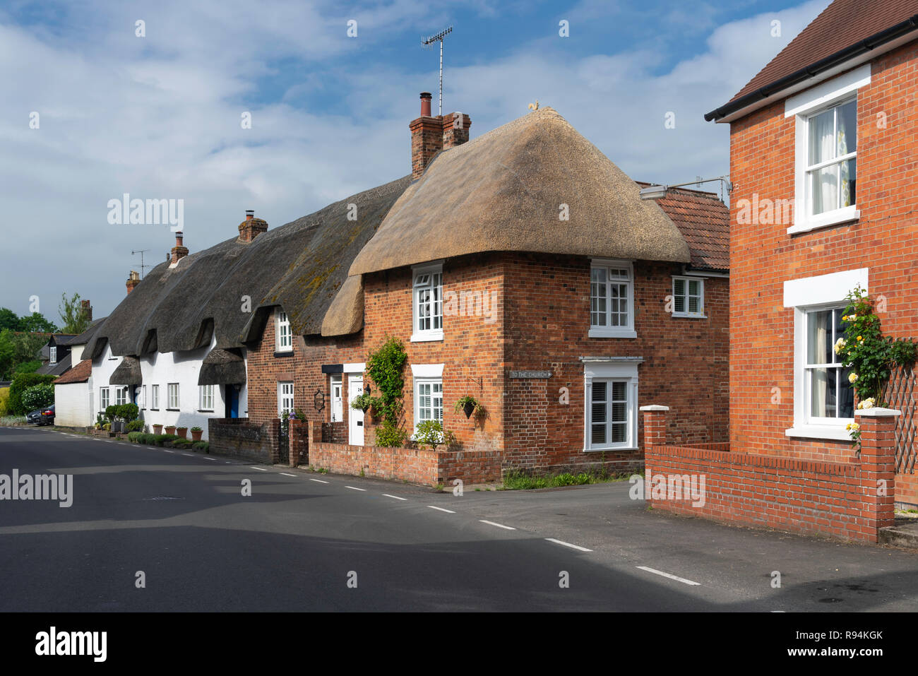 Una paglia di edificio con tetto in un villaggio vicino a Salisbury, Wiltshire, Inghilterra, l'Europa. Foto Stock