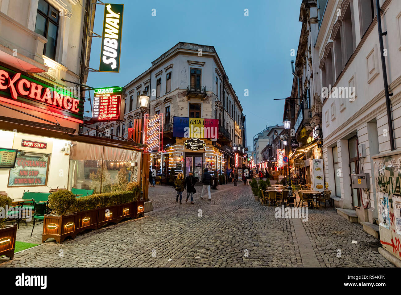 Bucarest, Romania - 7 dicembre: la gente a piedi sulla strada Selari Selari (Street) in Centru Vechi (Città Vecchia) il 7 dicembre 2018 a Bucarest, in Romania. Bucarest la città antica è definita dalla zona delimitata dal fiume Dambovita a sud, Calea Victoriei ad ovest, Bulevardul Bratianu a est e la Regina Elisabeta a nord. Foto Stock