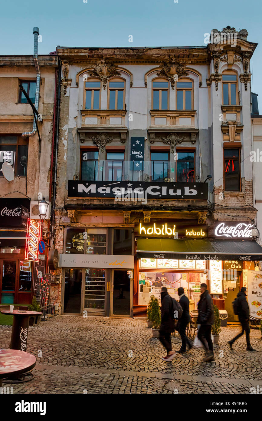 Bucarest, Romania - 7 dicembre: la gente a piedi sulla strada Selari Selari (Street) davanti a una casa fatiscente in Centru Vechi (Città Vecchia) il 7 dicembre 2018 a Bucarest, in Romania. Bucarest la città antica è definita dalla zona delimitata dal fiume Dambovita a sud, Calea Victoriei ad ovest, Bulevardul Bratianu a est e la Regina Elisabeta a nord. Foto Stock
