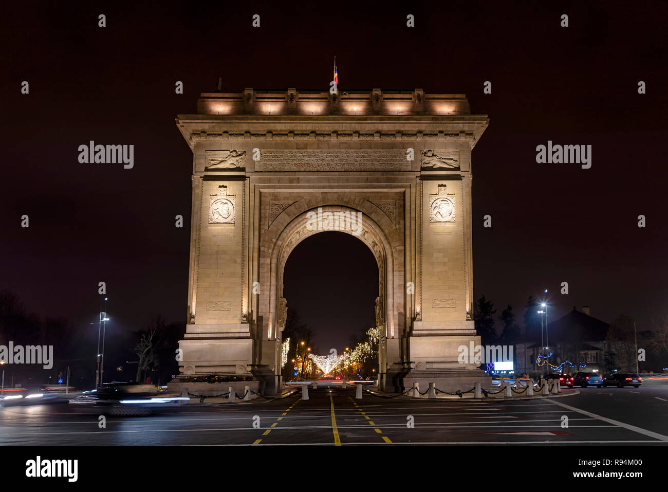 Bucarest, Romania - 9 dicembre: veicoli che passano dal Arcul de Triumf (l'Arco di Trionfo) il 9 dicembre 2018 a Bucarest, in Romania. L'Arco di Trionfo è stato costruito nel 1922 per la memoria di vincere la guerra di parola I. Foto Stock