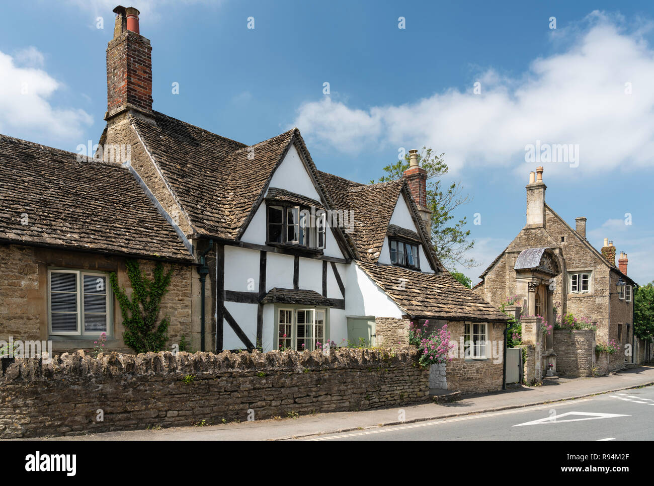 Case storiche e gli edifici del borgo medievale di Lacock, Wiltshire, Inghilterra. Foto Stock