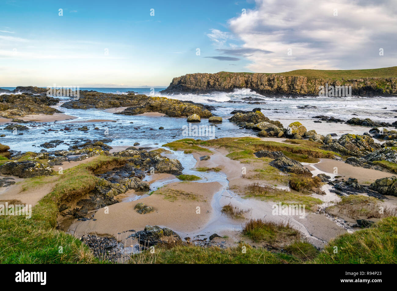 Thi è una spiaggia sulla costa di Antrim in Irlanda del Nord vicino a giganti Causway Foto Stock