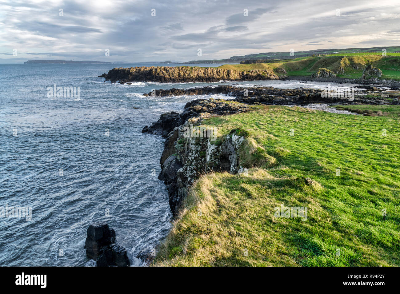 Questa è una scogliera sul mare sulla costa di Antrim in Irlanda del Nord Foto Stock