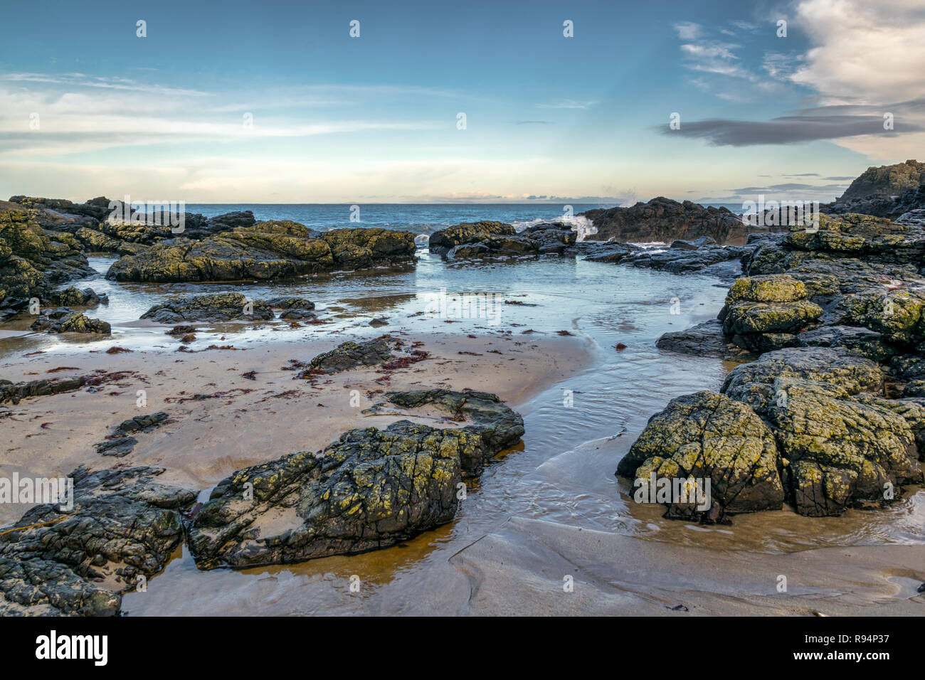 Si tratta di un pool di tidel sulla costa di Antrim in Irlanda del Nord Foto Stock
