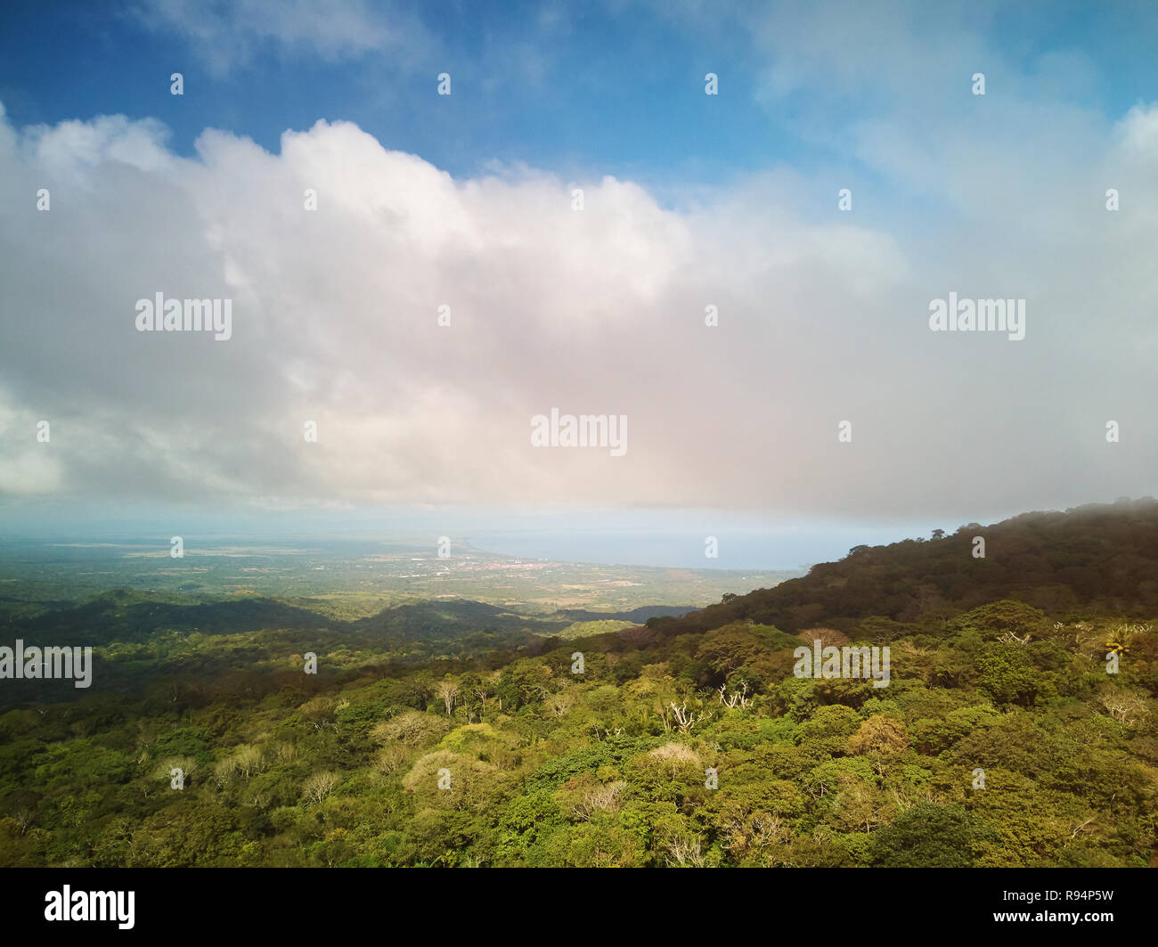 Vista aerea sulla savana americano sulla giornata di sole con le nuvole sotto di esso Foto Stock