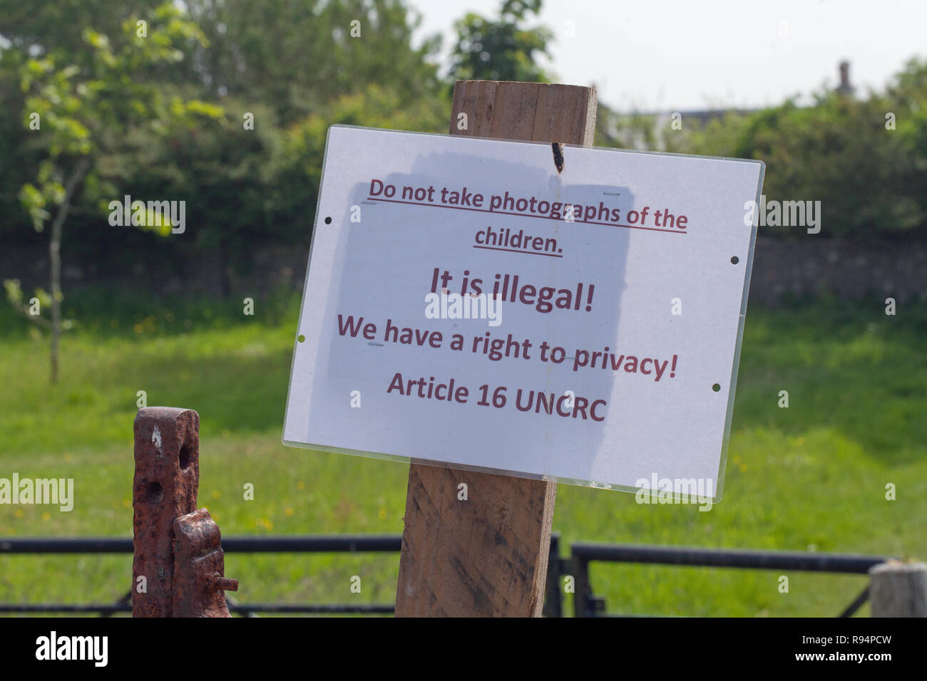 Non ​Do prendere le fotografie dei bambini. Una carta incapsulato avviso inviato al di fuori di una scuola campo di gioco. Isola di Iona, Ebridi Interne, Argyll and Bute. La Scozia. Il Regno Unito.​ Foto Stock
