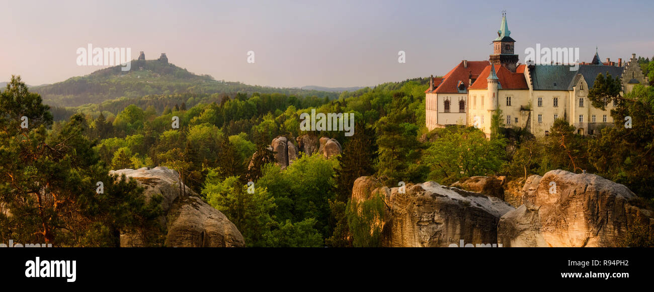 Il castello di Trosky e Hruba Skala castello di Cesky Raj parco nazionale in Repubblica Ceca Foto Stock