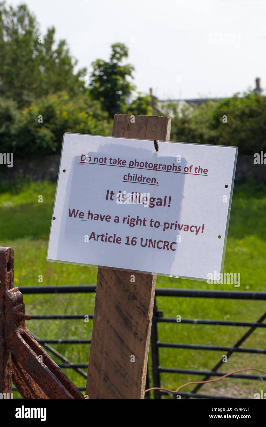 Non prendere le fotografie dei bambini. Una carta encapsulated​ avviso inviato al di fuori di una scuola campo di gioco. Isola di Iona, Ebridi Interne, Argyll and Bute. La Scozia. Il Regno Unito.​ Foto Stock