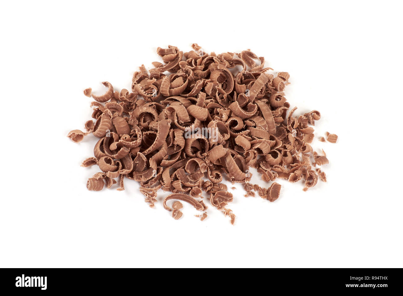 Il cioccolato grattugiato in un palo isolata su sfondo bianco. Foto Stock