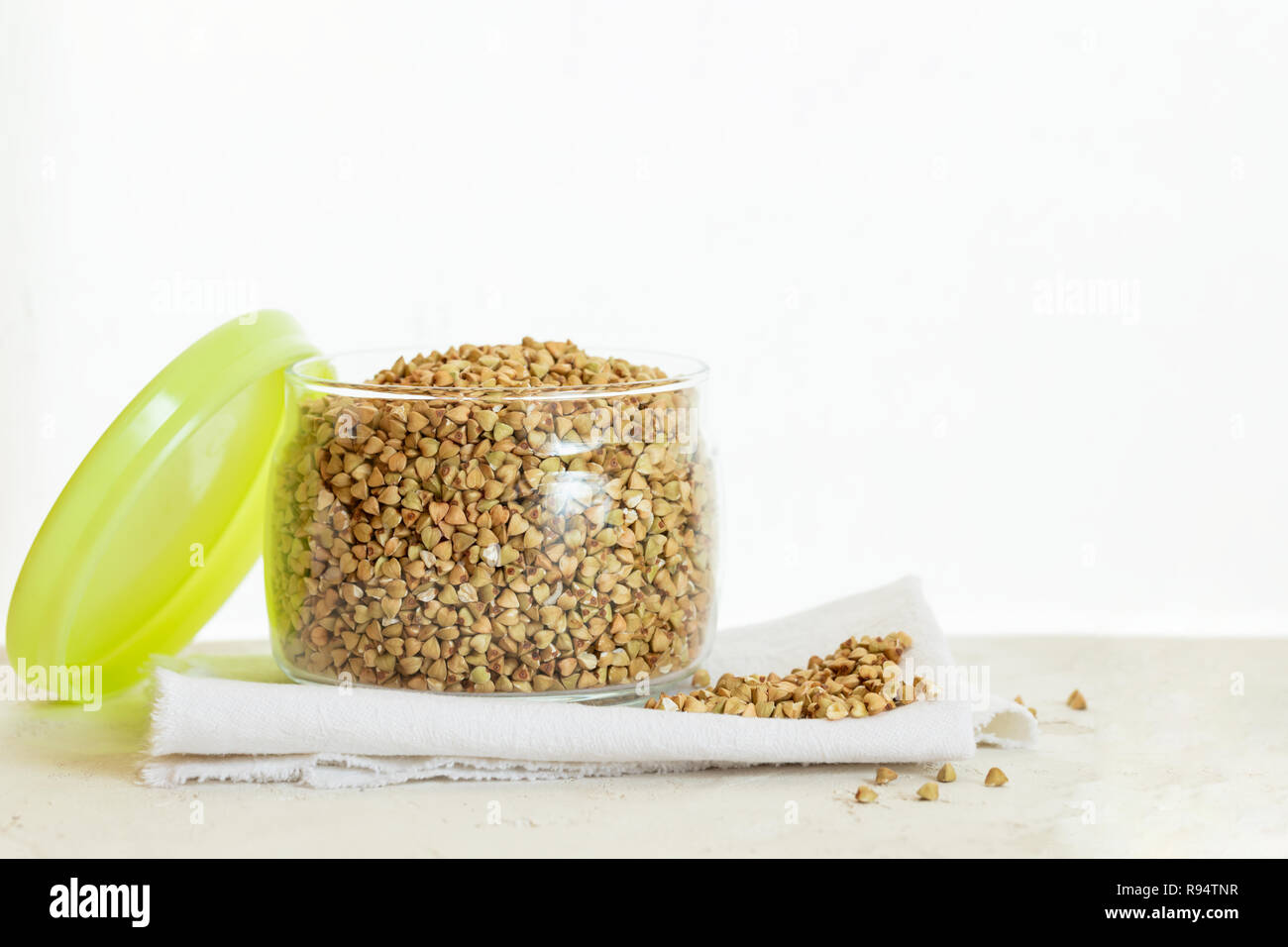 Aperto può di verde Grano saraceno su sfondo bianco con copia spazio. Foto Stock