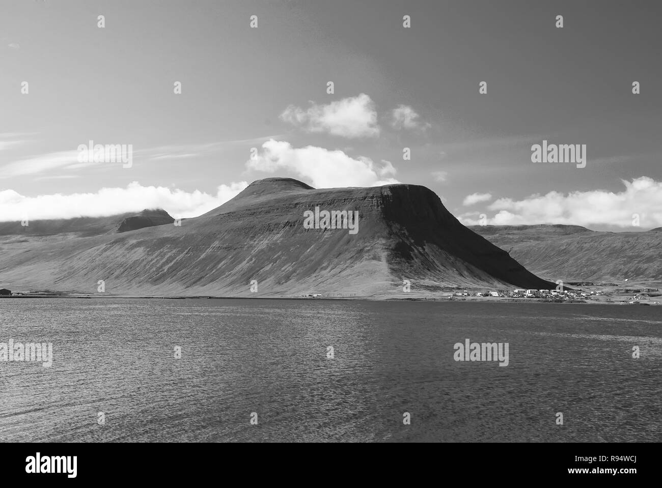 Mare blu acqua sul paesaggio di montagna in Isafjordur, Islanda. Costa collinare soleggiata sul cielo blu. Vacanze estive sull isola scandinavo. Scoprire la natura selvaggia. Wanderlust e concetto di viaggio. Foto Stock