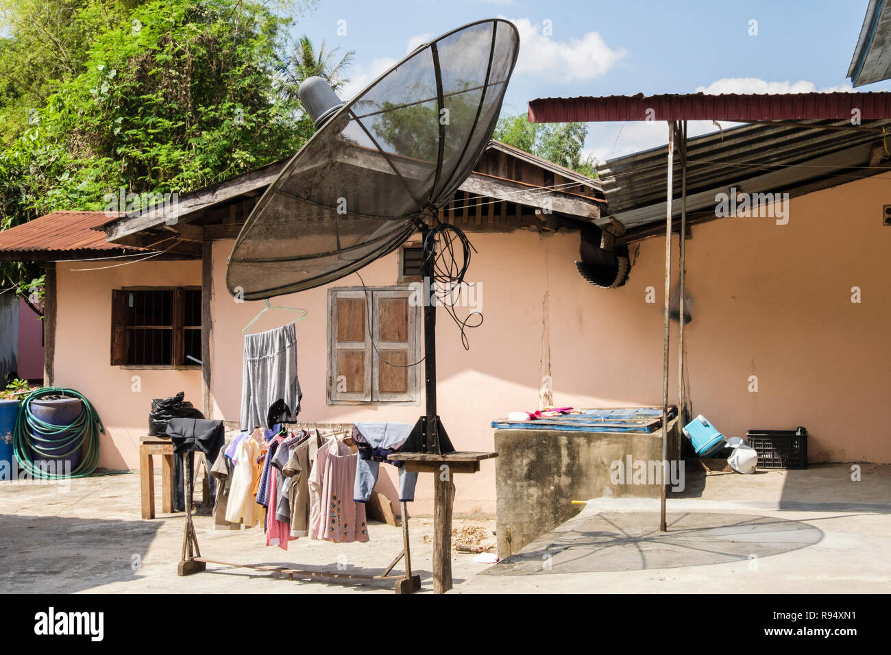 Grandi freestanding parabola satellitare al di fuori di una casa presso il villaggio di whisky. Divieto Xiang Hai, Luang Prabang, Louangphabang provincia, Laos, sud-est asiatico Foto Stock