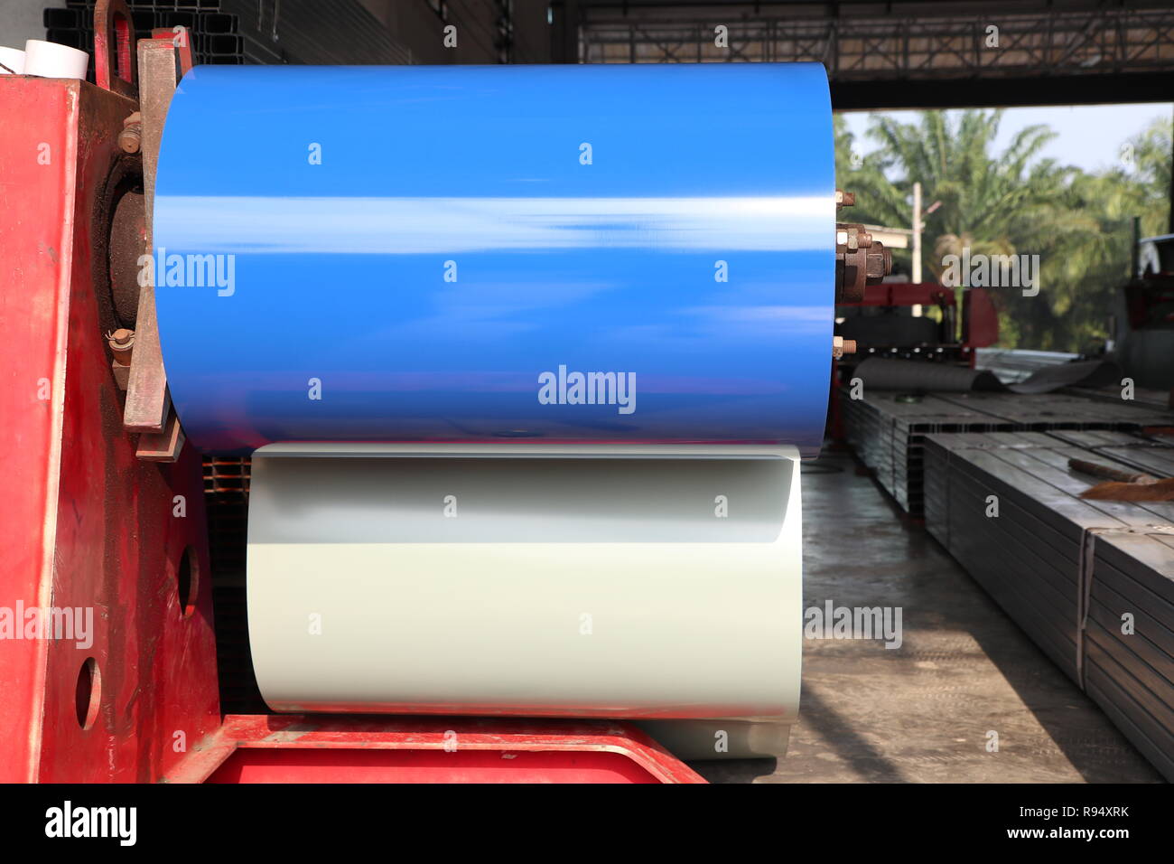 Acciaio avvolto nel foglio di lamiera macchina di rullatura ; per la  fabbricazione di piastrelle Foto stock - Alamy