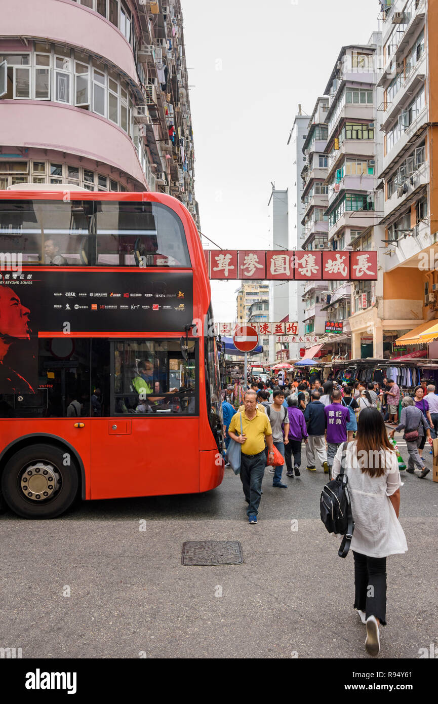 Strada trafficata scena in Sham Shui Po, Hong Kong Foto Stock