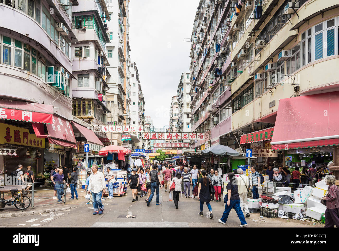 Mercato locale scena di strada lungo Pei Ho St, Sham Shui Po, Kowloon, Hong Kong Foto Stock
