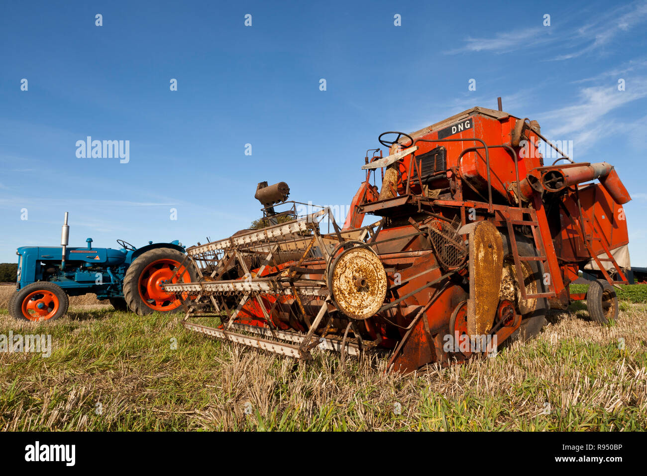 Un vintage Super Major 1961 trattore con una super 500 trainato trebbiatrici mietitrebbia e un ALLIS CHALMERS 1963 Gleaner mietitrebbia Foto Stock
