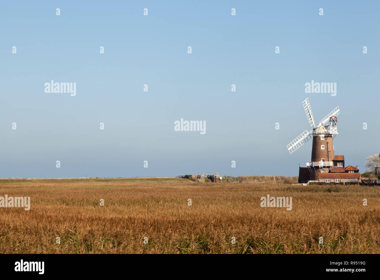 Cley Mulino a vento e le saline, Cley, Norfolk, Inghilterra, Regno Unito Foto Stock