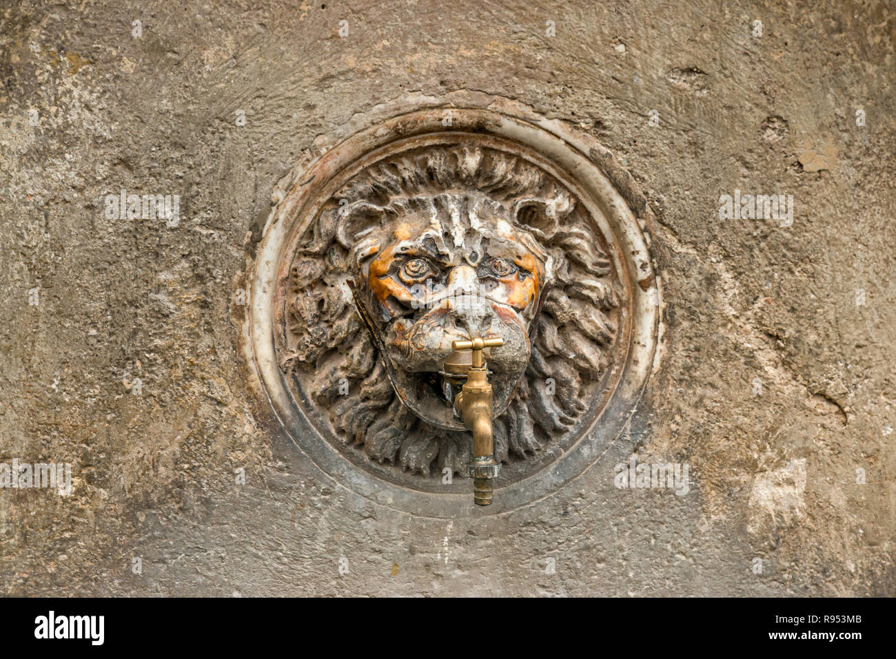 Erogatore d'acqua nel centro storico di Spoleto, umbria, Italia Foto Stock