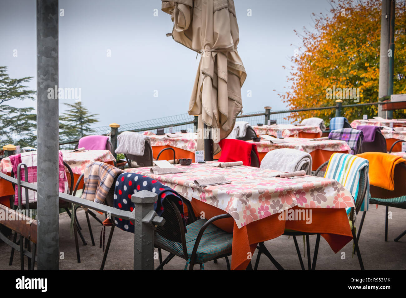 Como, Italia - 4 Novembre 2017: terrazzo di un ristorante famoso sulle alture della città che offre plaid per cene caldi con una vista del lago Foto Stock