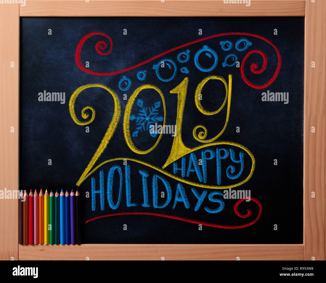 Buone vacanze 2019 colorato chalk scritte sulla lavagna con matite Foto  stock - Alamy
