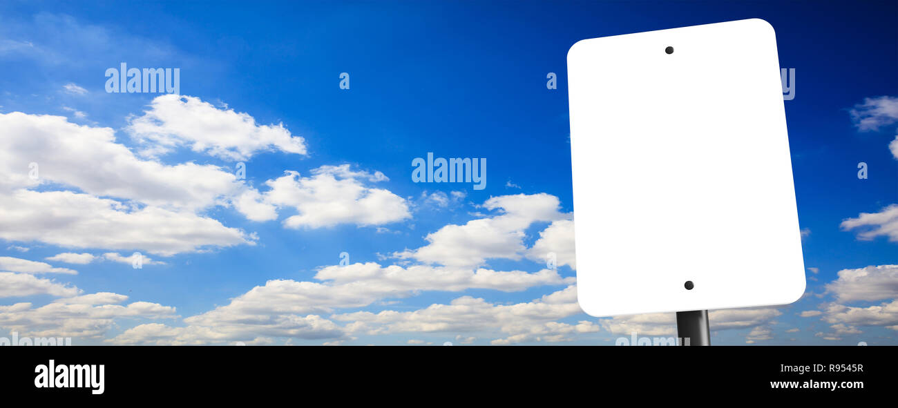 Informazioni commerciali di affissioni pubblicitarie. Vuoto segno bianco mockup, blu su sfondo con cielo nuvoloso, spazio per testo, banner. 3d illustrazione Foto Stock