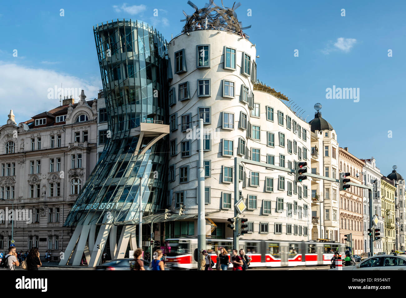 La Casa Danzante (edificio di Frank Gehry) e il tram, la città nuova di Praga, Repubblica Ceca Foto Stock