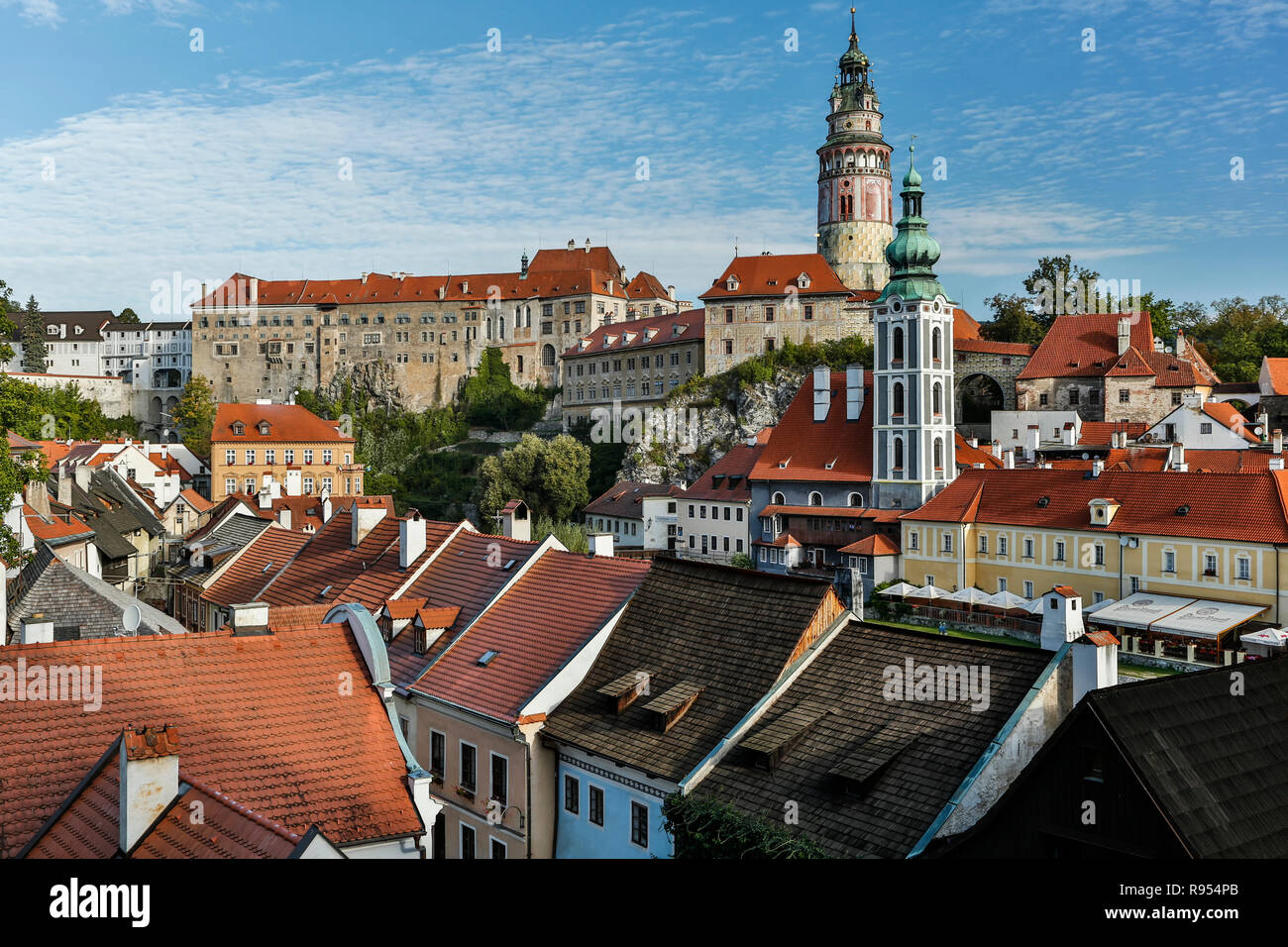 Il Castello di Krumlov (dotate di Round Tower), San Jost chiesa (torre campanaria sotto) e case, Cesky Krumlov, Repubblica Ceca Foto Stock