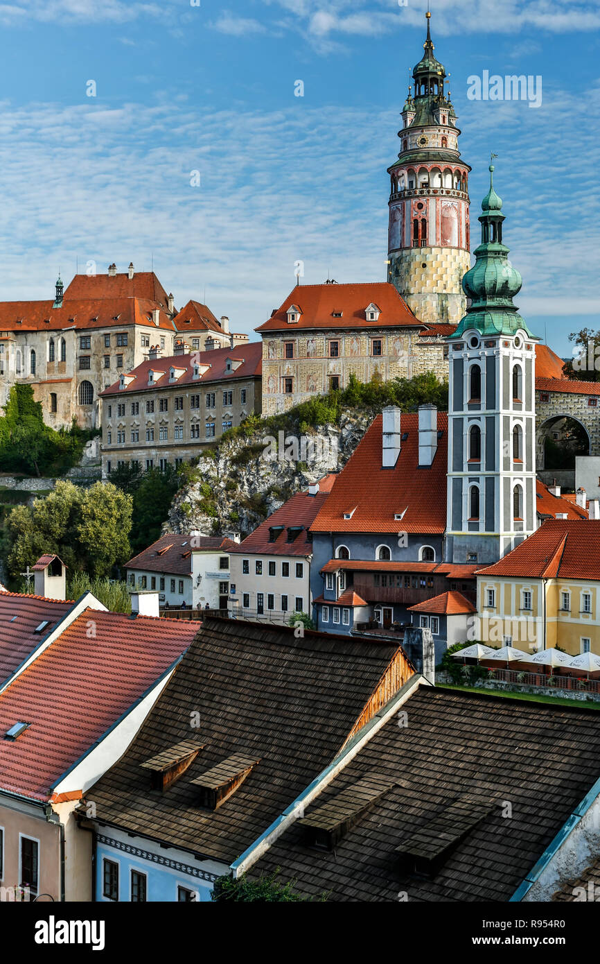 Il Castello di Krumlov (dotate di Round Tower), San Jost chiesa (torre campanaria sotto) e case, Cesky Krumlov, Repubblica Ceca Foto Stock