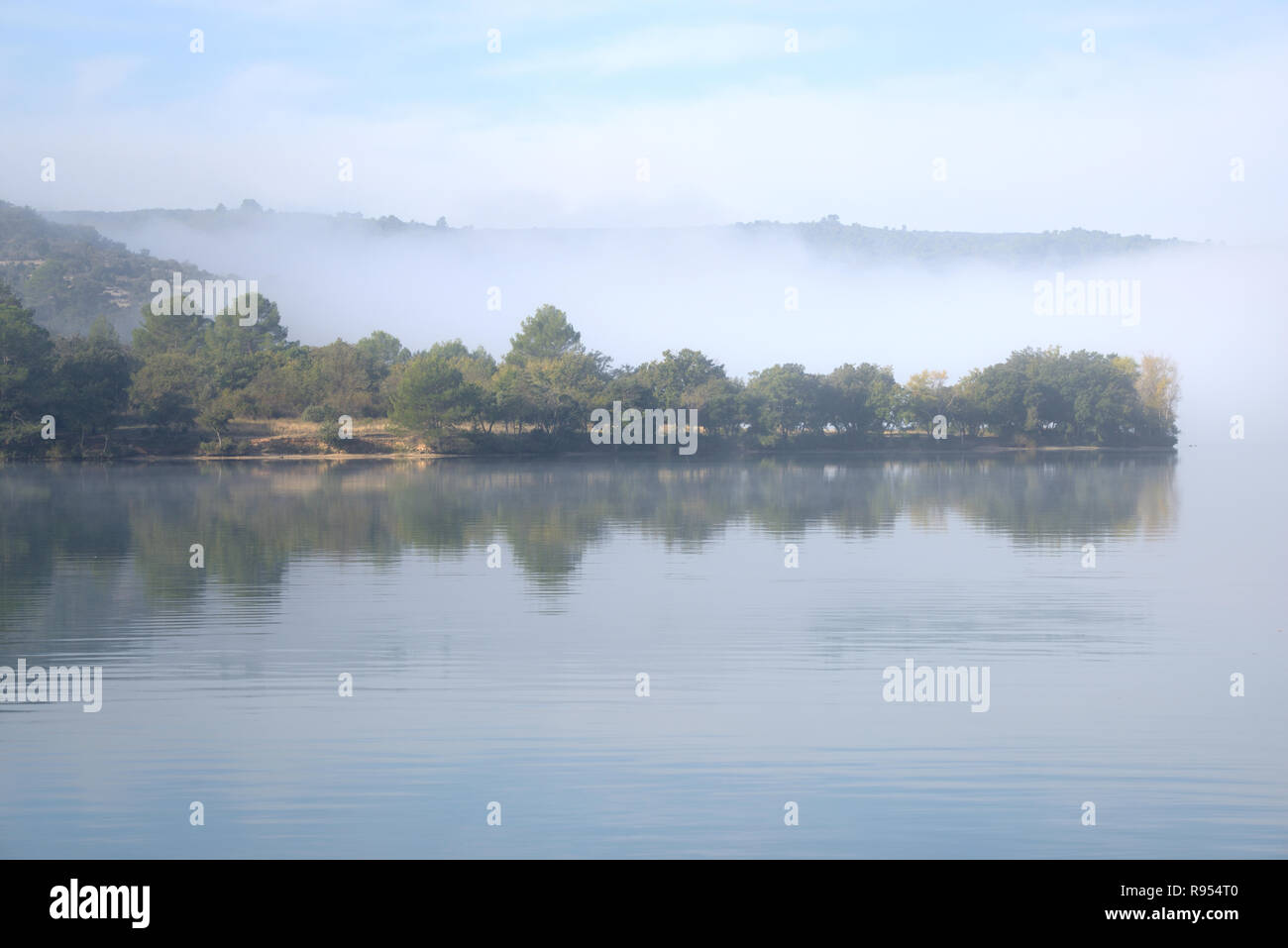 Vista atmosferica di un tranquillo e nebbiosa mattina su Esparron Lago del Verdon riserva naturale Alpes-de-Haute-Provence Provence Francia Foto Stock