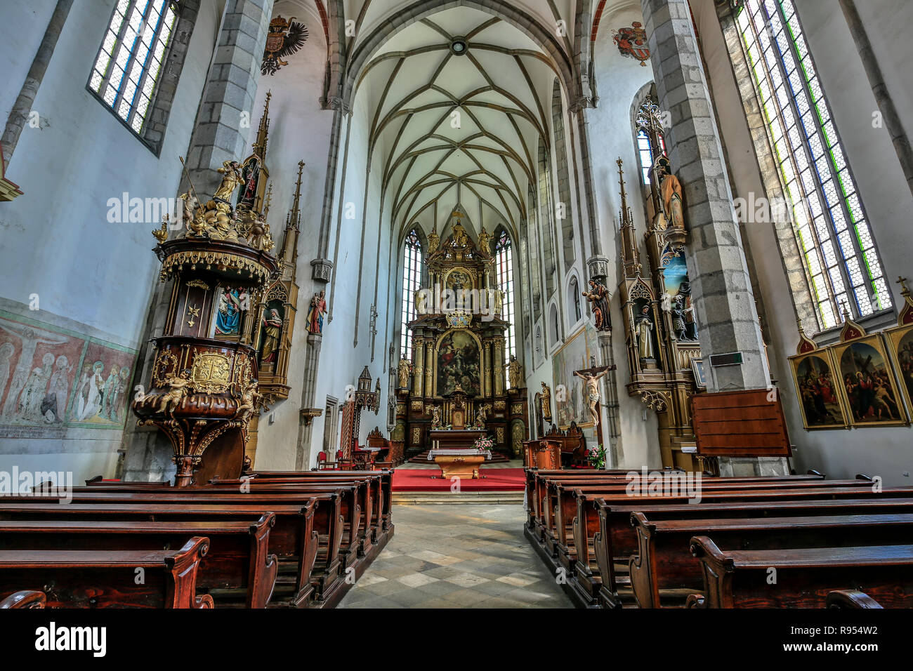 Navata centrale e altare di San Vito, chiesa di Cesky Krumlov, Repubblica Ceca Foto Stock