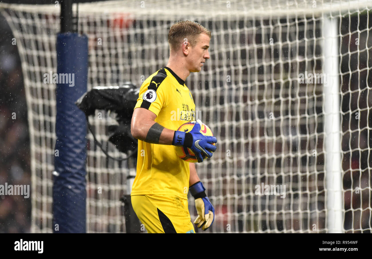 Joe Hart di Burnley si prende il suo tempo con un goal kick durante la partita di Premier League tra Tottenham Hotspur e Burnley allo stadio di Wembley, Londra, 15 dicembre 2018 Photo Simon Dack / Telephoto Images. Solo per uso editoriale. Niente merchandising. Per le immagini di calcio si applicano restrizioni fa e Premier League inc. Non è consentito l'utilizzo di Internet/dispositivi mobili senza licenza FAPL. Per ulteriori dettagli, contattare Football Dataco Foto Stock