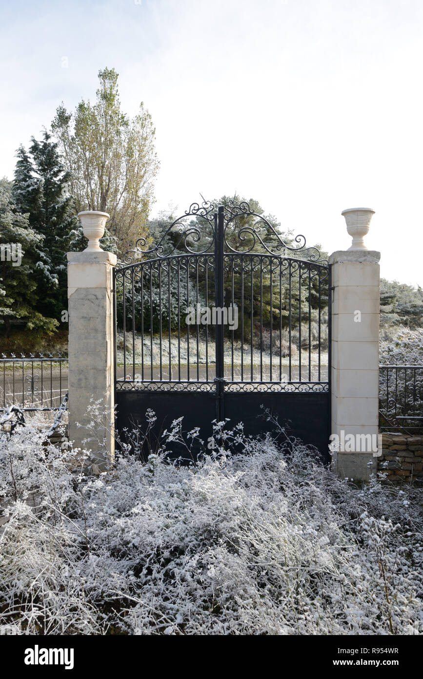 Cancello di ingresso e gelido inverno mattina Foto Stock