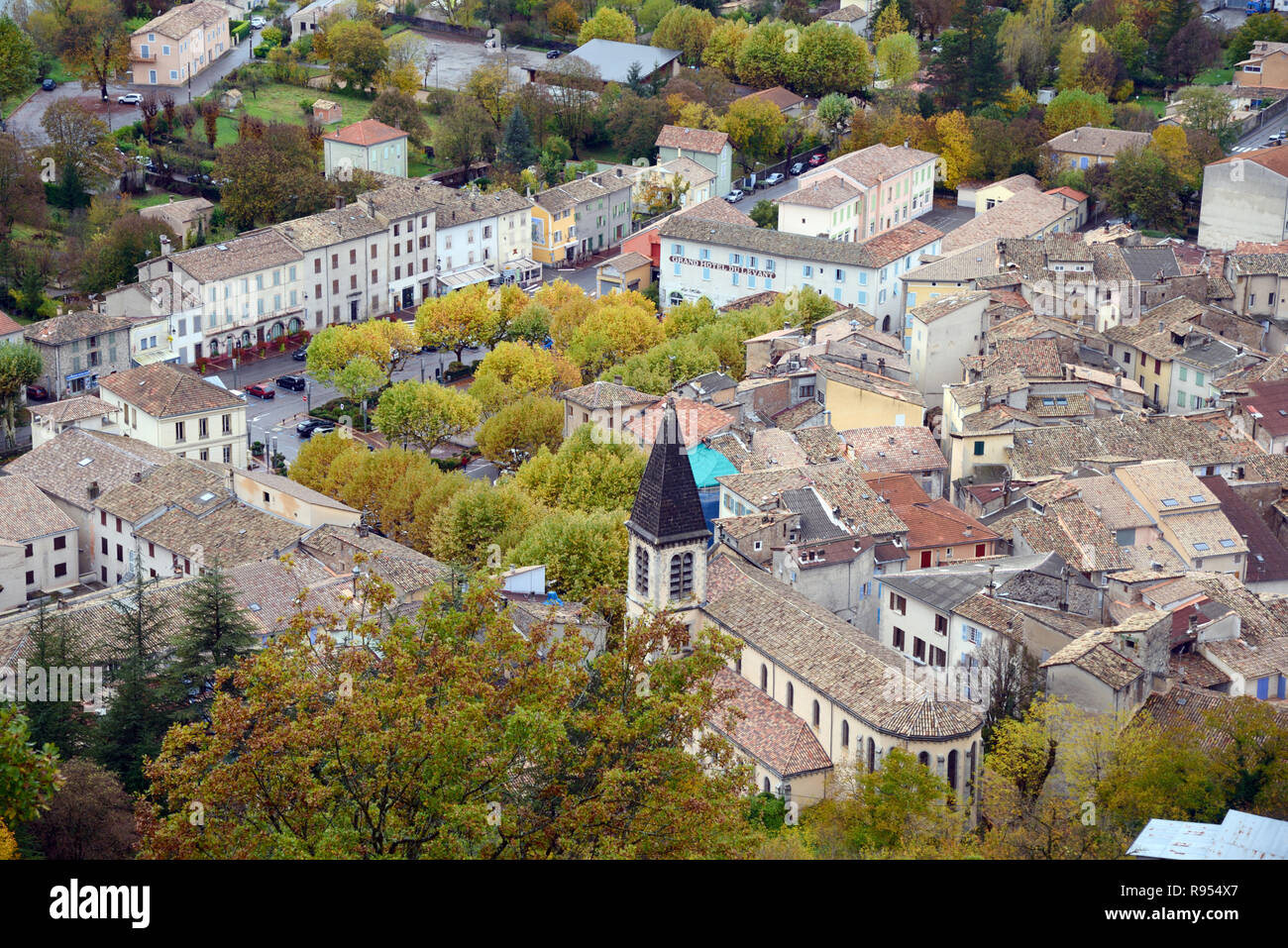 Vista aerea sulla piazza principale del paese in autunno Castellane, nel Parc Naturel Regional du Verdon, Alpes-de-Haute-Provence Provence Francia Foto Stock