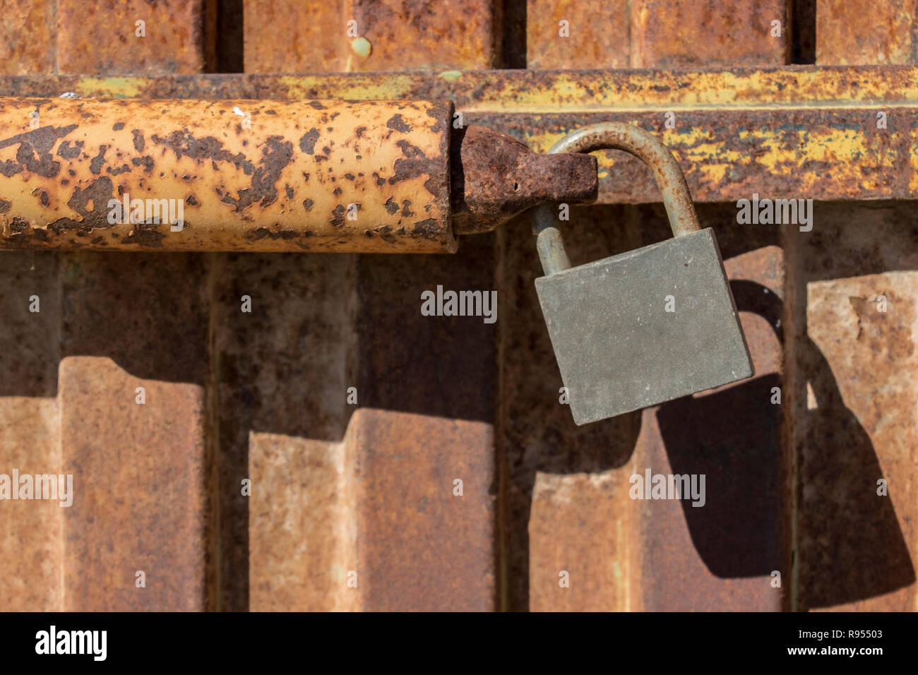 Chiusura con lucchetto metallo arrugginito porta, vecchio di ferro arrugginito porte con serrature chiuse, chiudere il lucchetto sulla porta di metallo per la serratura della porta Foto Stock